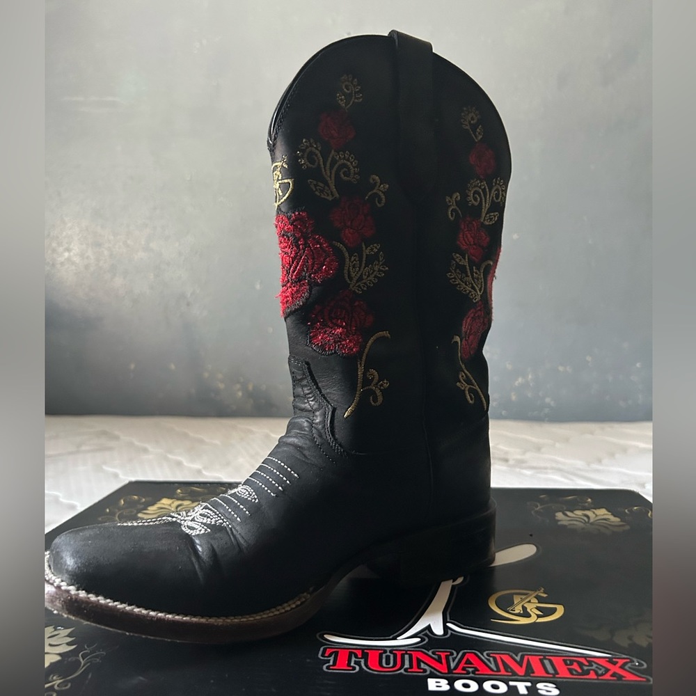 Hey y’all! I’m selling some rodeo Boots a lil worn but still very cute!!
